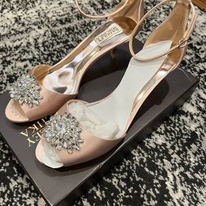 Badgley Mischka pink kitten heels size 9